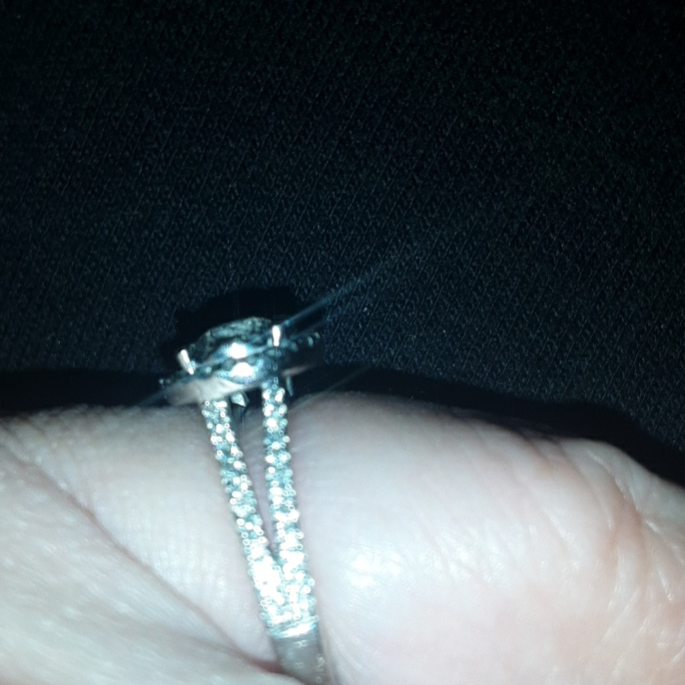 Engagement ring - Picture 2 of 3